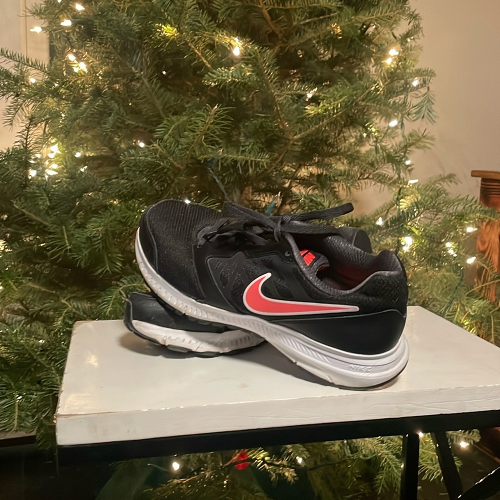 Black and White Nike’s - 8.5